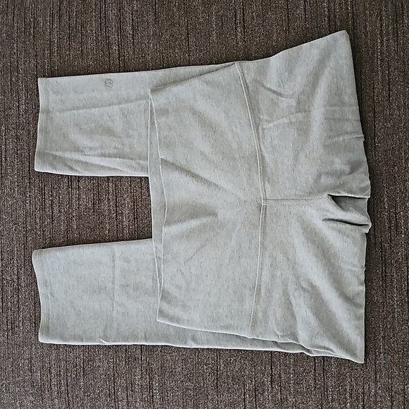 Lululemon Gray crops, Size 6 - Picture 3 of 9